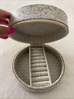 Target Floral Round Travel Jewelry Ring Box in Cream and Gold. NEW